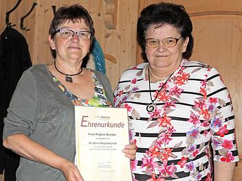 Regina Wunder wurde für 40 Jahre in der Frauenunion Nordhalben ausgezeichnet. Die Vorsitzende Elisabeth Wunder dankte für das langjährige Engagement bei der Frauenunion.  Foto: Michael Wunder