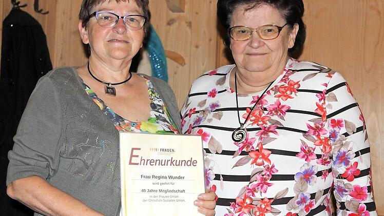 Regina Wunder wurde für 40 Jahre in der Frauenunion Nordhalben ausgezeichnet. Die Vorsitzende Elisabeth Wunder dankte für das langjährige Engagement bei der Frauenunion.  Foto: Michael Wunder