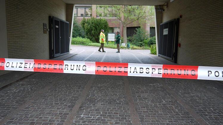 Auch der Gebäudekomplex der Coburger Justiz in der Heiligkreuzstraße wurde geräumt, abgesperrt und mit Spürhunden durchsucht. Foto: Berthold Köhler