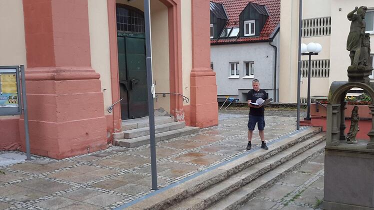 Bauleiter Eugen Vorndran wirft einen letzten Blick in seine Unterlagen, dann sind die Sanierungsarbeiten abgeschlossen. In den letzten Wochen wurde der Eingangsbereich der katholischen Stadtpfarrkirche wieder verkehrssicher gemacht, die Stolperstellen sind beseitigt. Foto: Rolf Pralle