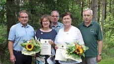 Bei der Ehrung von links 3. Bürgermeister Thomas Reißig, Michaela Mattes, 2. Obmann Walter Deuerling, Helga Wagner und Wegewart Peter Wahlich. Foto: Susanne Deuerling