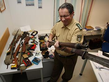 Bereits 2010 gab es die Möglichkeit Waffen bei der Polizei abzugeben, um straffrei auszugehen, falls die erforderlichen Genehmigungen erfolgen. Damals präsentierte der zuständige Polizeihauptkommissar Helmut Raab die Ergebnisse der Aktion in Erlangen.  Foto: Archiv/Michael Busch