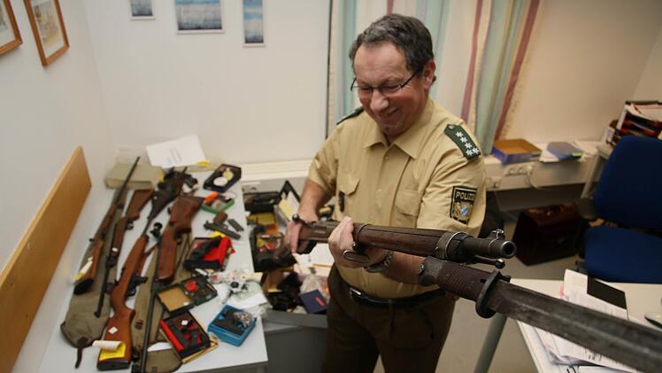 Bereits 2010 gab es die Möglichkeit Waffen bei der Polizei abzugeben, um straffrei auszugehen, falls die erforderlichen Genehmigungen erfolgen. Damals präsentierte der zuständige Polizeihauptkommissar Helmut Raab die Ergebnisse der Aktion in Erlangen.  Foto: Archiv/Michael Busch