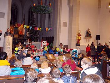 Am Dienstag fand die Weihnachtsfeier der Petra-Döring-Schule und der Heilpädagogischen Tagesstätte der Lebenshilfe Kronach statt. Die beiden Kindergarten-Gruppen luden zu einer fröhlich-ausgelassenen Geburtstagsparty für Jesus.  Heike Schülein