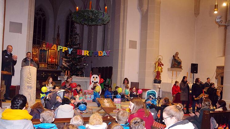 Am Dienstag fand die Weihnachtsfeier der Petra-Döring-Schule und der Heilpädagogischen Tagesstätte der Lebenshilfe Kronach statt. Die beiden Kindergarten-Gruppen luden zu einer fröhlich-ausgelassenen Geburtstagsparty für Jesus.  Heike Schülein