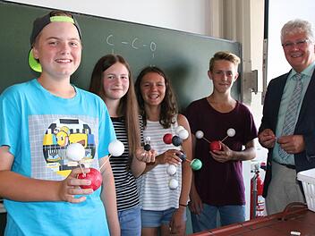 Im Jahr 2016 entschied sich unter anderem Daniel Müller (links) für den  Regelzug, die Mehrheit des Jahrgangs wechselte dagegen in "Mittelstufe plus". Deshalb legten nur 14 Schüler heuer ihr Abitur am Hammelburger Gymnasium ab. Foto: Archiv/Ralf Ruppert