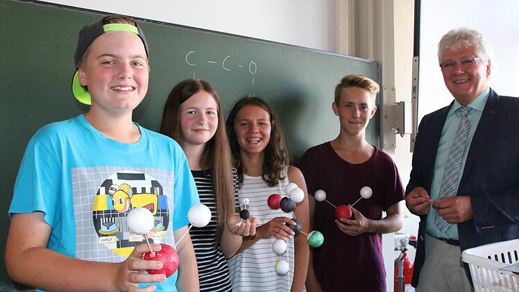 Im Jahr 2016 entschied sich unter anderem Daniel Müller (links) für den  Regelzug, die Mehrheit des Jahrgangs wechselte dagegen in "Mittelstufe plus". Deshalb legten nur 14 Schüler heuer ihr Abitur am Hammelburger Gymnasium ab. Foto: Archiv/Ralf Ruppert