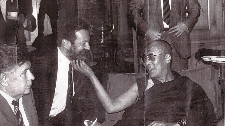 Der Dalai Lama krault den Bart des BZ-Chefreporters Pfeifer. Foto: Privatarchiv Pfeifer