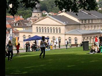 Im Hofgarten feiern - einfach so oder den Schulabschluss - das hat eine lange Tradition. Die Polizei ist immer schon präsent und achtet darauf, das "Regeln" eingehalten werden.