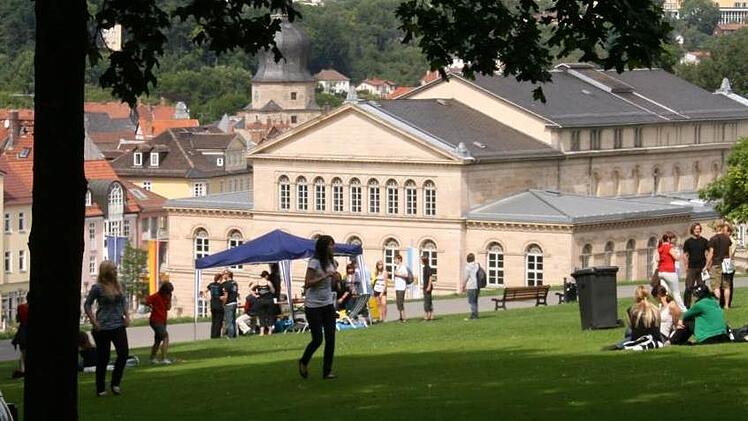 Im Hofgarten feiern - einfach so oder den Schulabschluss - das hat eine lange Tradition. Die Polizei ist immer schon präsent und achtet darauf, das "Regeln" eingehalten werden.