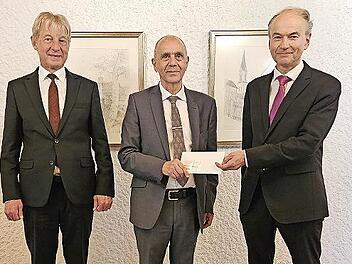 Bei der Spendenübergabe (von rechts): Vorstandsvorsitzender Ralph Goller, Bürgermeister Franz Uome und Vorstand Peter Girndt.