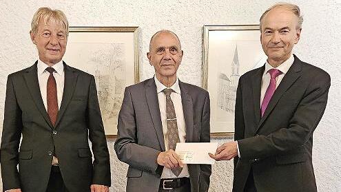 Bei der Spendenübergabe (von rechts): Vorstandsvorsitzender Ralph Goller, Bürgermeister Franz Uome und Vorstand Peter Girndt.