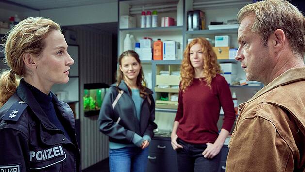 Ihr erster Tag gerät für Praktikantin Lea (Carolin Garnier, zweite von links) zur Herausforderung. Noch ahnen Hannah Wagner (Jana Klinge,links), Jule Christiansen (Marleen Lohse), und Hauke Jacobs (Hinnerk Schönemann) nichts davon.