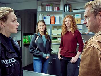 Ihr erster Tag ger&auml;t f&uuml;r Praktikantin Lea (Carolin Garnier, zweite von links) zur Herausforderung. Noch ahnen Hannah Wagner (Jana Klinge,links), Jule Christiansen (Marleen Lohse), und Hauke Jacobs (Hinnerk Sch&ouml;nemann) nichts davon.