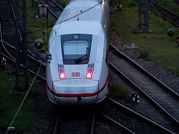 Mann greift Zugbegleiter im ICE nach N&uuml;rnberg an und zeigt Hitlergru&szlig;