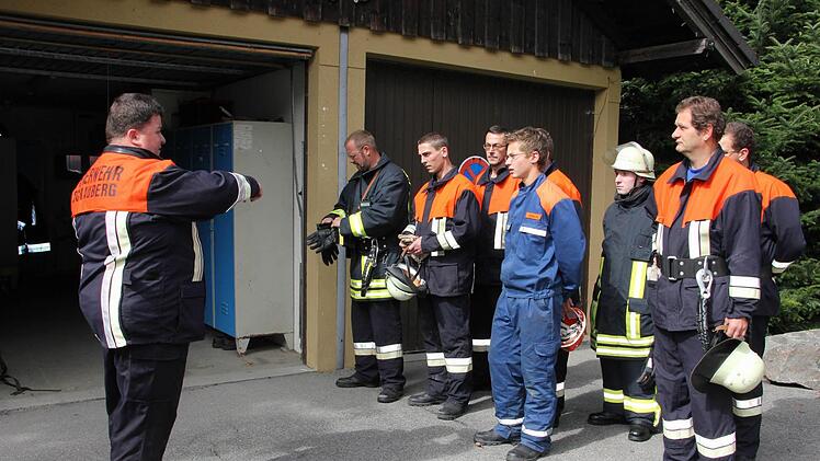 Vor Einsatzbeginn gibt Detlef Kappe seinen Feuerwehrmännern in Schauberg Anweisungen.