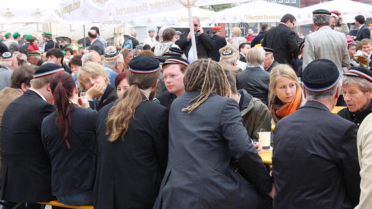 Unter die Mütze passen auch lange Haare.