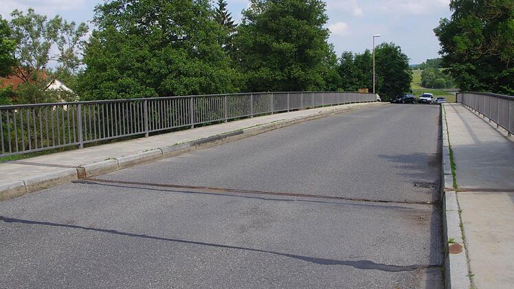 Die Übergangs-Konstruktion der Rodachbrücke ist total beschädigt.