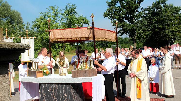 Eine Prozession mit dem Allerheiligsten zur Kreuzigungsgruppe am Ortsausgang schloss sich dem Gottesdienst an.