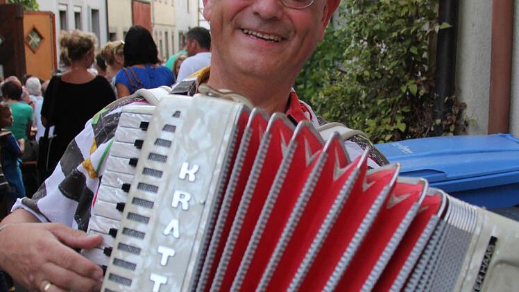 "Mister Cadillac" Günter Haas erfreut mit seinem Akkordeon.
