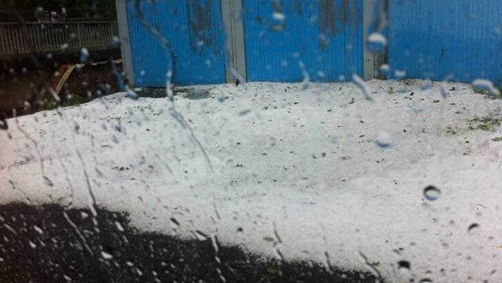 Viel Hagel vor der "Hütt'n". Foto: Wunder