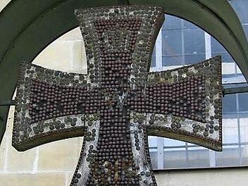Das eiserne Kreuz in Lonnerstadt wurde zu Kriegszeiten auch mit Spendennägeln belegt. Foto: Manfred Welker