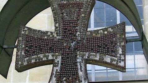 Das eiserne Kreuz in Lonnerstadt wurde zu Kriegszeiten auch mit Spendennägeln belegt. Foto: Manfred Welker