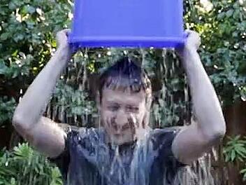 Klar, dass Facebook-Gründer Mark Zuckerberg bei der Ice Bucket Challenge mitmacht. Foto: Facebook, dpa
