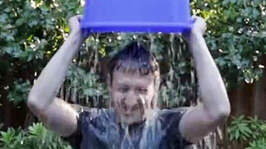 Klar, dass Facebook-Gründer Mark Zuckerberg bei der Ice Bucket Challenge mitmacht. Foto: Facebook, dpa