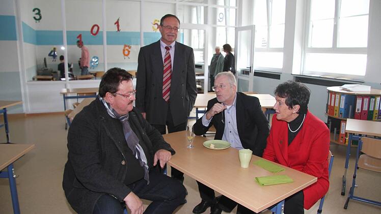 Schulrat Jürgen Vonbrunn fachsimpelt mit Bürgermeister Eugen Hain aus Guttenberg, mit Hans-Hermann Drenske und der Vizepräsidentin des Bayerischen Landtages Inge Aures. Foto: Sonja Adam