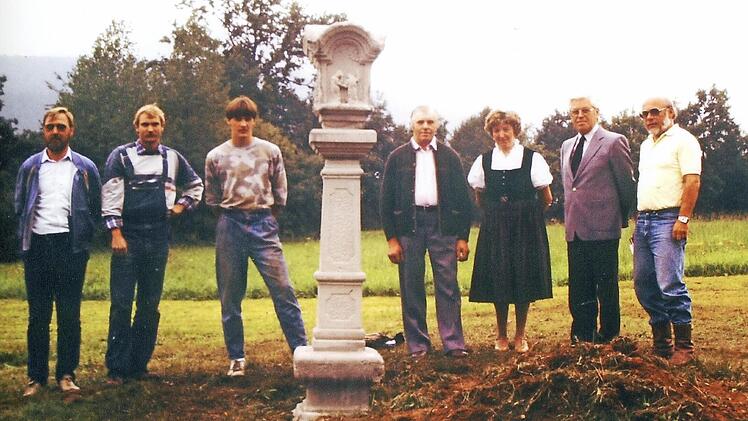 Bei der Wiederaufstellung 1986 am alten Standort (von links): G. Backer, Stefan und Thomas Gehring, das Ehepaar Scherbel als Besitzer, Bürgermeister Josef Wich und Kreisheimatpfleger Roland Graf