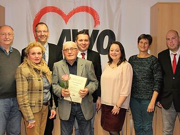 Der Awo-Ortsverein Coburg hat gewählt und geehrt (von links): Kreisvorsitzender Hubert Joppich, Adelheid Frankenberger, Dritter Bürgermeister Thomas Nowak, Jubilar Hans Börs, Geschäftsführer Carsten Höllein, Schriftführerin Isabel Zosig, Stadträtin Johanna Thomack und der stellvertretende Vorsitzende Thomas Götz. Foto: privat