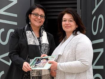 Silke Söder aus Schmalwasser ist ab dem 1. April die neue Pächterin des "Le Jeton". Spielbankchefin Heidrun Vorndran (links) hat am Donnerstag mit ihr den Vertrag geschlossen.  Foto: Peter Rauch