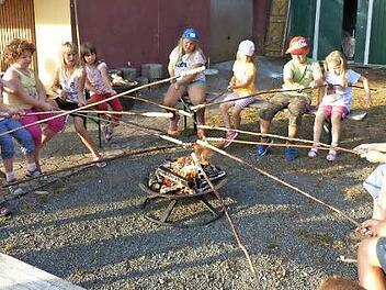 Mit einem Stockbrotbacken auf dem offenen Feuer endete die Schatzsuche. Foto: Klaus-Peter Wulf