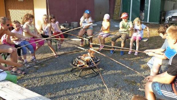 Mit einem Stockbrotbacken auf dem offenen Feuer endete die Schatzsuche. Foto: Klaus-Peter Wulf