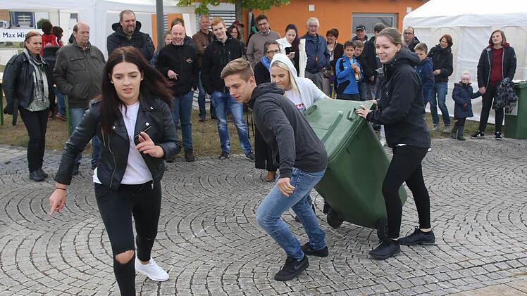 Für die Kirchweihjugend ist es gar nicht so leicht, mit einer gefüllten Mülltonne über den Parcours zu laufen. Foto: Michael Stelzner