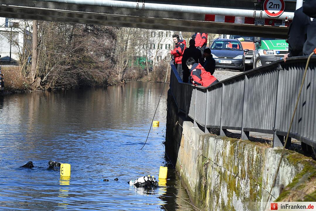 Nach Raubüberfall: Polizei und Taucher am alten Kanal in Bamberg