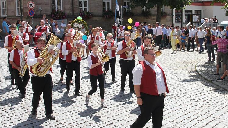 Mit zackigen Märschen sorgte die Blaskapelle des Musikvereins Weiher für den richtigen Takt. Foto: Stephan Stöckel