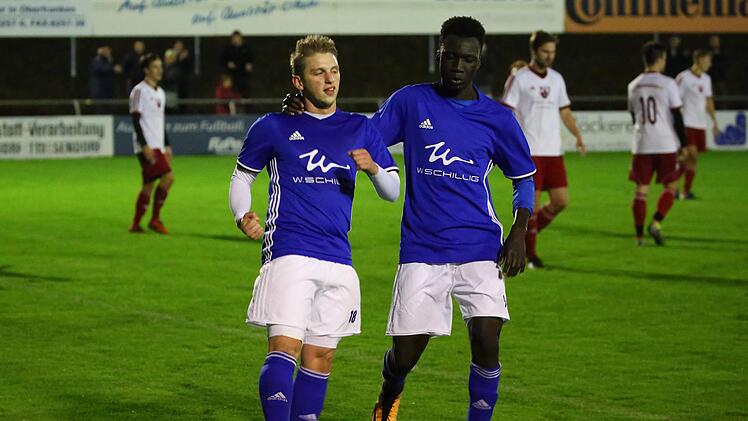 Die Frohnlacher Sven Wieczorek (links) und Sayko Trawally, Torsch&uuml;tze zum 2:0, hatten auch am Freitagabend gegen den SC Feucht Grund zum Jubeln.  Foto: Lisa H&uuml;mmer/Archiv