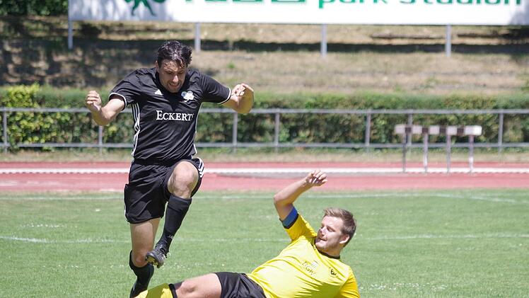 Dynamisch setzt sich Daniel Töwe (FC Wacker Bamberg) an der rechten Außenbahn in Szene und lässt sich auch von Jan-Luca Kabitz (DJK Gaustadt) nicht bremsen. Foto: anpfiff.info