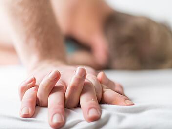 Nur gut jeder Zweite spricht offen mit dem Partner über seine sexuellen Wünsche. Entsprechend wenig gelingt es, Fantasien auszuleben. Symbolbild: Christoph Gateau, dpa