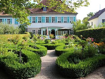 Blick in den Rosengarten und auf das Rückerthaus. : Christiane Lehmann