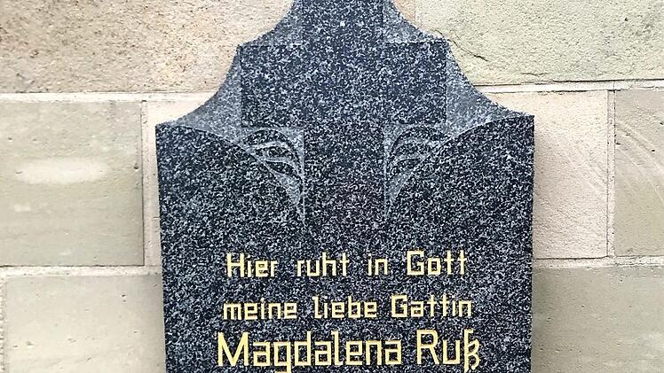 Der Grabstein an der Unterstellhalle am westlichen Friedhofseingang erinnert an das Wirken des Altbürgermeisters Anton Ruß (1906-1935). Fotos: privat