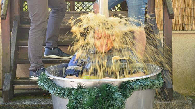 Kulmbach: Feierliche Zeremonie im M&ouml;nchshof - Brauerazubis traditionell getauft