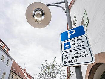 Straßenschilder mit Straßenlampe in Deutschland mit dem Hinweis Parken 90 Minuten Werktags 8 -19 Uhr oder Bewohner mit Parkausweis Bezirk 3, Parkverbot, Verkehrsschild