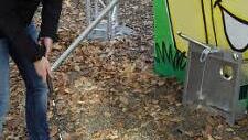 Sabrina Lang (Radio Eins) locht in einem Waschbecken ein.