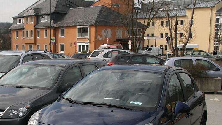 Der Parkplatz auf der gegenüberließenden Straßenseite der Fachklinik zählt 26 Plätze.