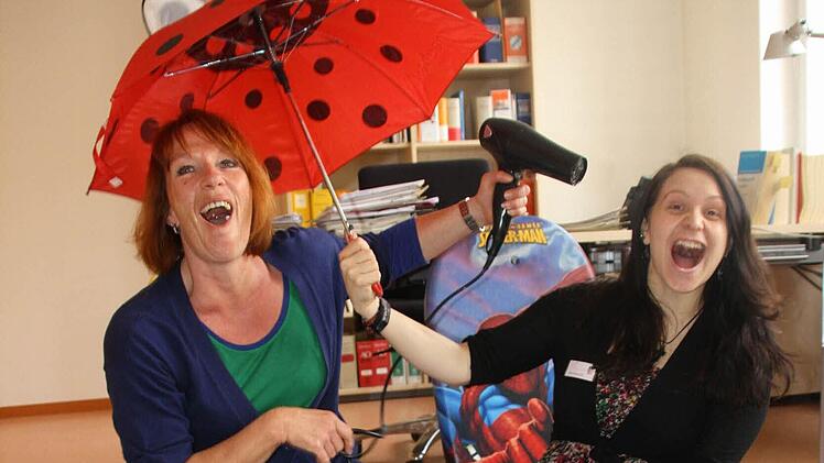 Stundenlang haben sie sortiert, trotzdem haben Andrea Klinger und Anna-Maria Kreß im Vorfeld der Versteigerung nicht den Spaß verloren. Foto: Diana Fuchs