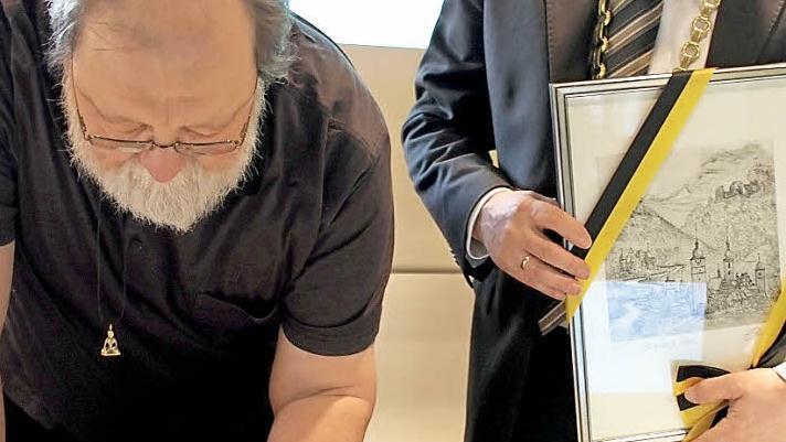 "Ich hoffe, Sie bleiben in der Politik" - hatte Bürgermeister Robert Herrmann dem abgewählten Thomas Wagner zusammen mit einem Schmaußer-Stich auf den Abschiedsweg mitgegeben. Was Wagner prompt im goldenen Buch der Stadt unterschrieb.