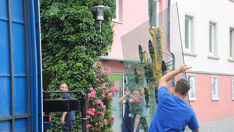 Mit Augenmaß und Krafteinsatz wird die Scheibe um die Hindernisse an Ziel gebracht.